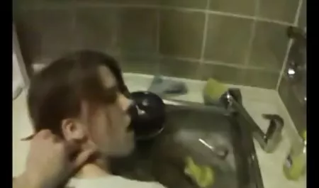 او جنده لاغر ضبط شده پسر عموی خود را با قرار دادن آلت تناسلی خود را در روز تولد خود را